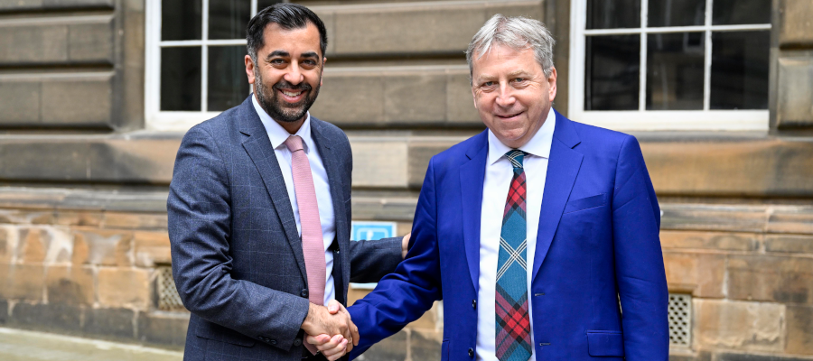 Humza Yousaf and Peter Mathieson shaking hands.